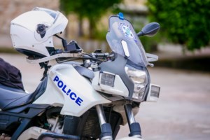 Ντοκουμέντο: Πολίτες κυνηγούν κλέφτες καταλυτών για 22 χλμ.- Τους έπιασαν καθώς είχαν σηκώσει το αυτοκίνητο με γρύλο