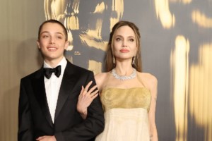 Αντζελίνα Τζολί: Η διαφορετική εμφάνιση με πουλόβερ και μπαλαρίνες στο κόκκινο χαλί - Εντυπωσίασε με την απλότητά της - εικόνα 9