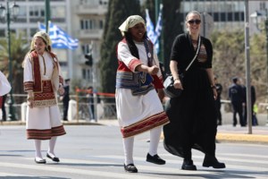 25η Μαρτίου: Πένθος στα μανίκια για τα Τέμπη φόρεσαν μαθητές στην παρέλαση της Αθήνας- Με πένθιμες κονκάρδες στη Λάρισα - εικόνα 2