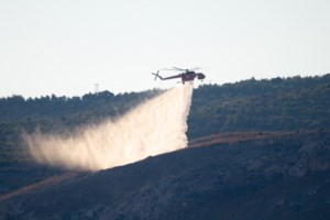 Φωτιά στα Χανιά: Μάχη με τις φλόγες και τον άνεμο - Προληπτική εκκένωση οικισμού και παραλίας [Εικόνες] - εικόνα 3