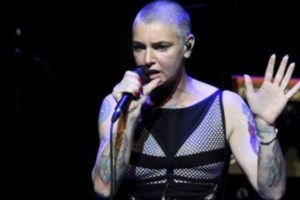 Αυτή είναι η διαθήκη της Σινέντ Ο’ Κόνορ: Οι κιθάρες, η διαχείριση των άλμπουμ της και οι στάχτες της