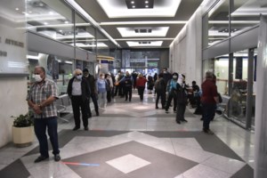 Ουρές και πάλι στη ΔΕΗ από το πρωί αλλά με ...τάξη και χωρίς συνωστισμό