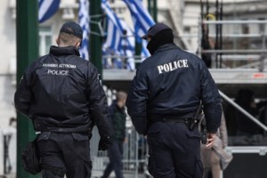 Τρόμος στην Χαλκίδα: Άντρας κυκλοφορεί με τσεκούρι στους δρόμους της Νέας Αρτάκης - εικόνα 2