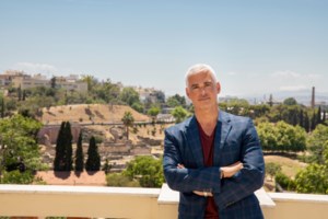 Ο Άρης Σπηλιωτόπουλος εύχεται "καλό Αύγουστο" μέσα από πισίνα στην Πάτμο [εικόνα] - εικόνα 2