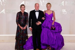 Σάρον Στόουν: Το απόλυτο χρυσό είδωλο με γοργονέ φόρεμα 24 καρατίων