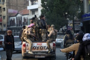 Γκρεμίζουν τα αγάλματα των Άσαντ σε όλη τη Συρία - Πολίτες εισέβαλαν στο προεδρικό μέγαρο της Δαμασκού