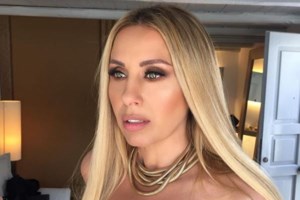 Φωτιά... στα μαύρα: H Γωγώ Μαστροκώστα στην παράσταση του Τάκη Ζαχαράτου [Εικόνες] - εικόνα 2