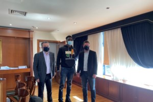 Απίστευτη ερώτηση για την απόκτηση ελληνικής ιθαγένειας: Ο Κώστας Βουτσάς "ήταν ζευγάρι" με τη Μάρθα Καραγιάννη η τη Τζένη Καρέζη;