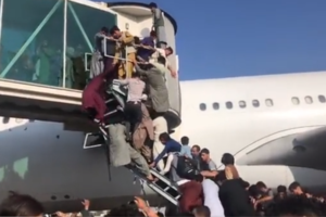 Συγκλονίζει ο φωτορεπόρτερ Αλέκος Βουτσαράς: Κάηκε το σπίτι του στη Βαρυμπόμπη και αρνείται να το εγκαταλείψει [βίντεο]