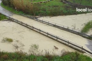 Κακοκαιρία Erminiο: Άνοιξε "χαράδρα" στην Καλλιτεχνούπολη η φουσκωμένη ρεματιά - Κόπηκε στη μέση ο δρόμος [βίντεο] - εικόνα 2