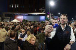 ΣΥΡΙΖΑ: Απρόοπτο έξω από το Συνέδριο στο Γκάζι - Ηλικιωμένη έπεσε στο έδαφος από τα σπρωξίματα