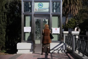 Δεκάδες επιβάτες εγκλωβίστηκαν στο μετρό-Περπατούσαν δίπλα στις γραμμές για να φύγουν: "Ημασταν μία ώρα κλεισμένοι" - εικόνα 2