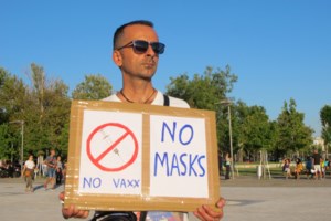 Συγκεντρώσεις κατά της μάσκας στα σχολεία - "Κάτω τα χέρια από τα παιδιά μας!" [εικόνες]