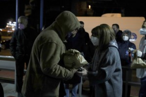 Ο Άκης Σκέρτσος μοίρασε φαγητό σε αστέγους μαζί με τους Γιατρούς Του Κόσμου [εικόνες] - εικόνα 3