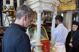 Η διακοπή ρεύματος δεν σταμάτησε το γλέντι στην Καρδιανή Τήνου: Το πήραν πάνω τους και ξέχασαν τo πρόβλημα - εικόνα 2