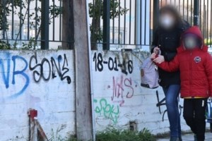 Βίντεο ντοκουμέντο: Αλβανός "Τιραμόλα" εισέβαλε σε ξενοδοχείο της Αθήνας και "άδειασε" δωμάτια πελατών