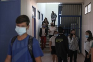 Παπαθανάσης: Το click away είναι προτεραιότητα, όχι τα κομμωτήρια