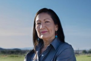 Ντεμπ Χάαλαντ: Η πρώτη Ινδιάνα υπουργός των ΗΠΑ - Πράσινο φως από τη Γερουσία για να αναλάβει το Εσωτερικών - εικόνα 2