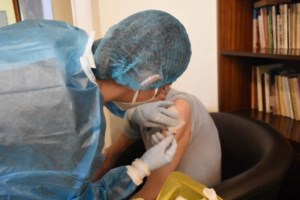 Πρόσω ολοταχώς για τους εμβολιασμούς: Πότε εμβολιάζονται 50άρηδες και ευπαθείς ομάδες - εικόνα 2