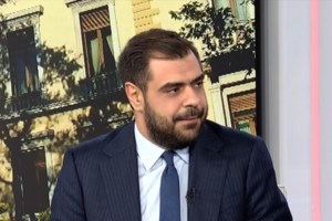 Συζήτηση Μητσοτάκη με μαθητές του ΕΠΑΛ Περάματος: Το "ταμπελάκι" στο γραφείο του που πήρε από τον πατέρα του - εικόνα 2