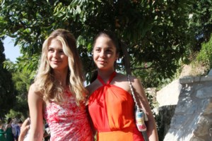 Τζένη Μπαλατσινού: Ποτίζει τον κήπο της στην Πάτμο με πράσινο φλοράλ φόρεμα - εικόνα 3