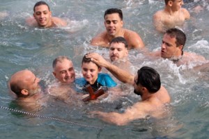 Τρίκαλα: Πιάστηκαν στα χέρια για τον Σταυρό - "Θα σκοτωθούν τώρα" έλεγε ο Μητροπολίτης [βίντεο]