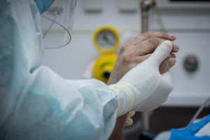 Απίστευτη ιστορία σε ΜΕΘ κορονοϊού: Μητέρα και κόρη νοσηλεύονταν δίπλα δίπλα χωρίς να το ξέρουν- Τι έγινε όταν ξύπνησε η μητέρα