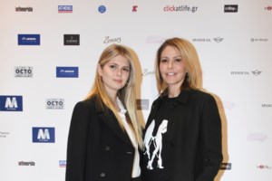 Τζένη Μπαλατσινού: Στο μάθημα κολύμβησης του τρίχρονου γιου της με μαρινιέρα και denim τζάκετ