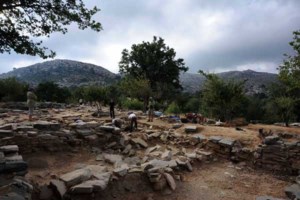 Χανιά: Κλείδωσε γυναίκα και νεογέννητα έξω από το σπίτι γιατί εκείνη δεν ήθελε να δώσει σε ένα το όνομα της μάνας του - εικόνα 2