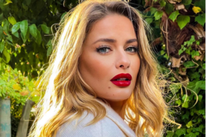 Ντόρα Μακρυγιάννη: Η topless φωτογραφία και το αέρινο φόρεμα που έκλεψε την παράσταση [Εικόνες]