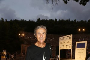 Επεισόδια στην Κύπρο: Αντιεμβολιαστές εισέβαλαν σε τηλεοπτικό σταθμό και τα έκαναν "γυαλιά καρφιά" [εικόνες-βίντεο] - εικόνα 5