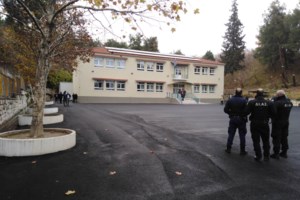 Εμπρηστική επίθεση σε σταθμευμένες μοτοσικλέτες στην Κυψέλη - Υλικές ζημιές και σε πολυκατοικία - εικόνα 2