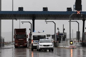 Απαγόρευση κυκλοφορίας: "Μπλόκο" και μέσα στην Αττική με πρόστιμο 300 ευρώ και αφαίρεση πινακίδων