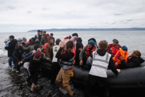 Σάμος: Στον εισαγγελέα 4 άτομα που έκαιγαν και έσπαγαν οχήματα και οίκημα ΜΚΟ