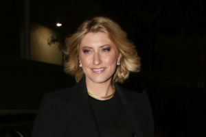 Σία Κοσιώνη: Βραδινή εμφάνιση με κομψό μπλε παλτό, τζιν και σνίκερς - Το απίθανο μακιγιάζ της - εικόνα 3