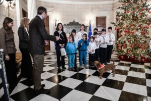 Κατερίνα Σακελλαροπούλου: Παραδοσιακά Κάλαντα Χριστουγέννων από ολόκληρη την Ελλάδα άκουσε η ΠτΔ - εικόνα 2