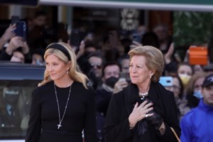 Νικόλαος - Άννα Μαρία: Συγκινημένοι και ντυμένoι στα μαύρα στην κηδεία του τελευταίου κληρικού των Ανακτόρων [Εικόνες] - εικόνα 8