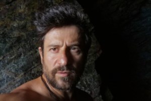 Άκης Πετρετζίκης: Η μαγική φωτογραφία από τη Ζάκυνθο και το εκπληκτικά γυμνασμένο κορμί του [Εικόνες]