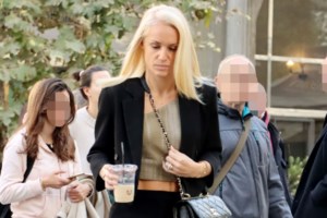 Κατερίνα Παναγοπούλου: Φειδωλή, ηλιοκαμένη και με άκρως καλοκαιρινό στυλ στα κοσμικά σοκάκια της Μυκόνου