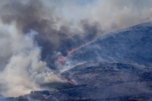 Φωτιά σε δύσβατη περιοχή στην Ανατολική Μάνη: Ρίψεις νερού από 2 αεροσκάφη και ένα ελικόπτερο