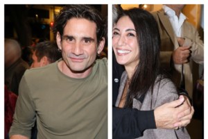 Ευγενία Σαμαρά: Απόλυτα στιλάτη με oversized blazer και μαύρα μποτάκια σε θεατρική πρεμιέρα