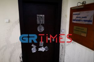 Θεσσαλονίκη: Επτά προσαγωγές για την επίθεση με βόμβες μολότοφ στο Αστυνομικό Τμήμα Θερμαϊκού