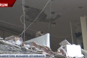 "Θα περιμένω εδώ όλη μου τη ζωή": Συγκλονίζει ο Τούρκος που παραμένει στα ερείπια κτιρίου όπου είναι θαμμένη η οικογένειά του