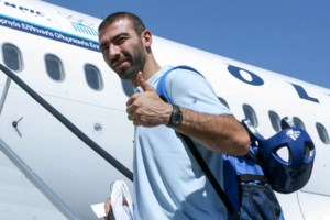 Κηδεία Αλέξανδρου Νικολαΐδη: Η ανατριχιαστική στιγμή που ο Μιχάλης Μουρούτσος φέρνει τα ολυμπιακά μετάλλια - εικόνα 5