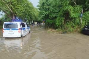 Τρίκαλα: Ισχυρό μπουρίνι και δυνατός αέρας σάρωσαν την πόλη - Πλημμύρισαν οι δρόμοι [βίντεο]