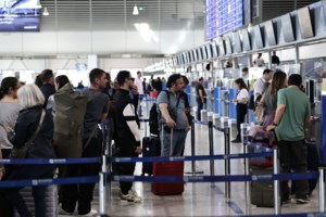Καθυστερήσεις στο αεροδρόμιο λόγω της λευκής απεργίας ελεγκτών εναέριας κυκλοφορίας - Εισοδήματα έως και 120.000 ευρώ λέει το υπουργείο