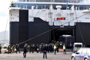 Στο πλευρό των νησιωτών ο ΣΥΡΙΖΑ - Αποστάσεις από τις βιαιότητες