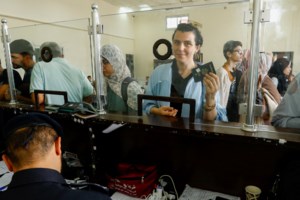 Συγκίνηση για τους πρώτους Έλληνες που επιστρέφουν στην Αθήνα από τη Γάζα: "Δεν υπάρχει ζωή, η απόλυτη καταστροφή"