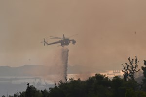 Φωτιά τώρα και στην Κερατέα:  Kαίει σε χαμηλή βλάστηση – Σηκώθηκαν 2 ελικόπτερα