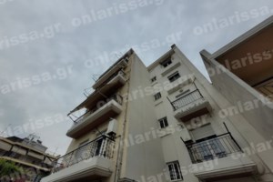Αγωνία για τη 13χρονη που έπεσε από μπαλκόνι πολυκατοικίας στη Λάρισα
